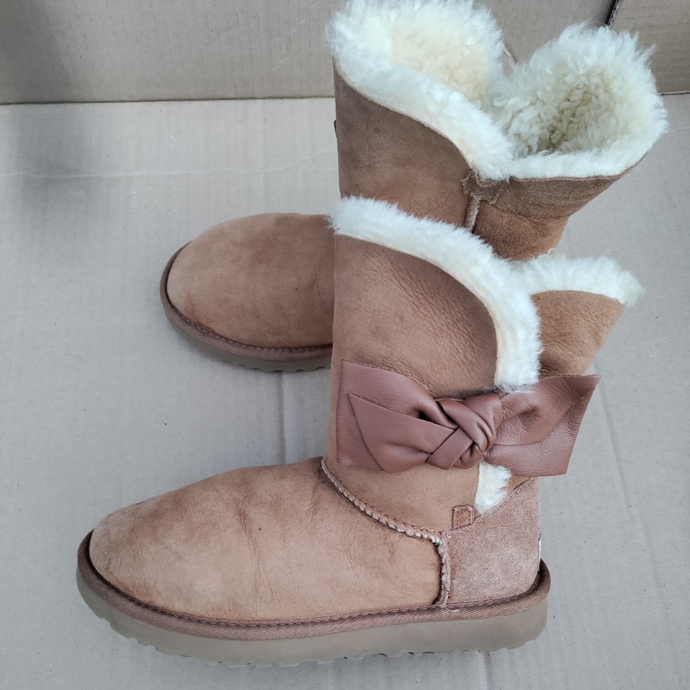 UGG | Daelynn Chestnut Shearling Boot w/ Bows Size 6 Womens